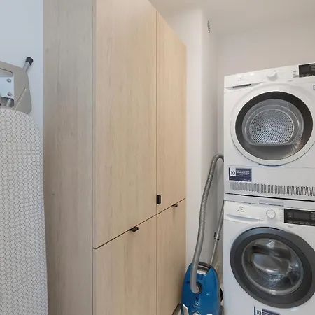 Jantaris Luxury By The Sea By Renters Prestige Appartamento