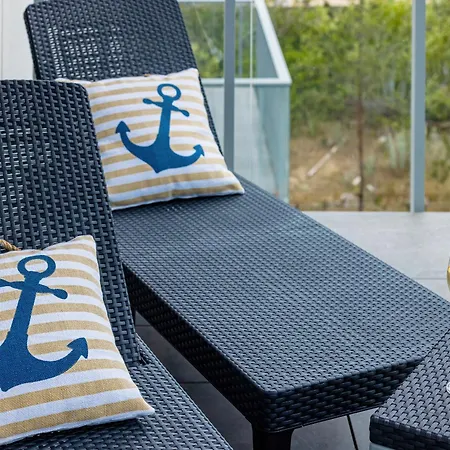 Jantaris Luxury By The Sea By Renters Prestige Appartamento